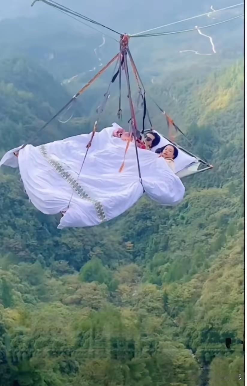 体验空中睡觉一晚，据说价格每人500，你敢挑战吗？