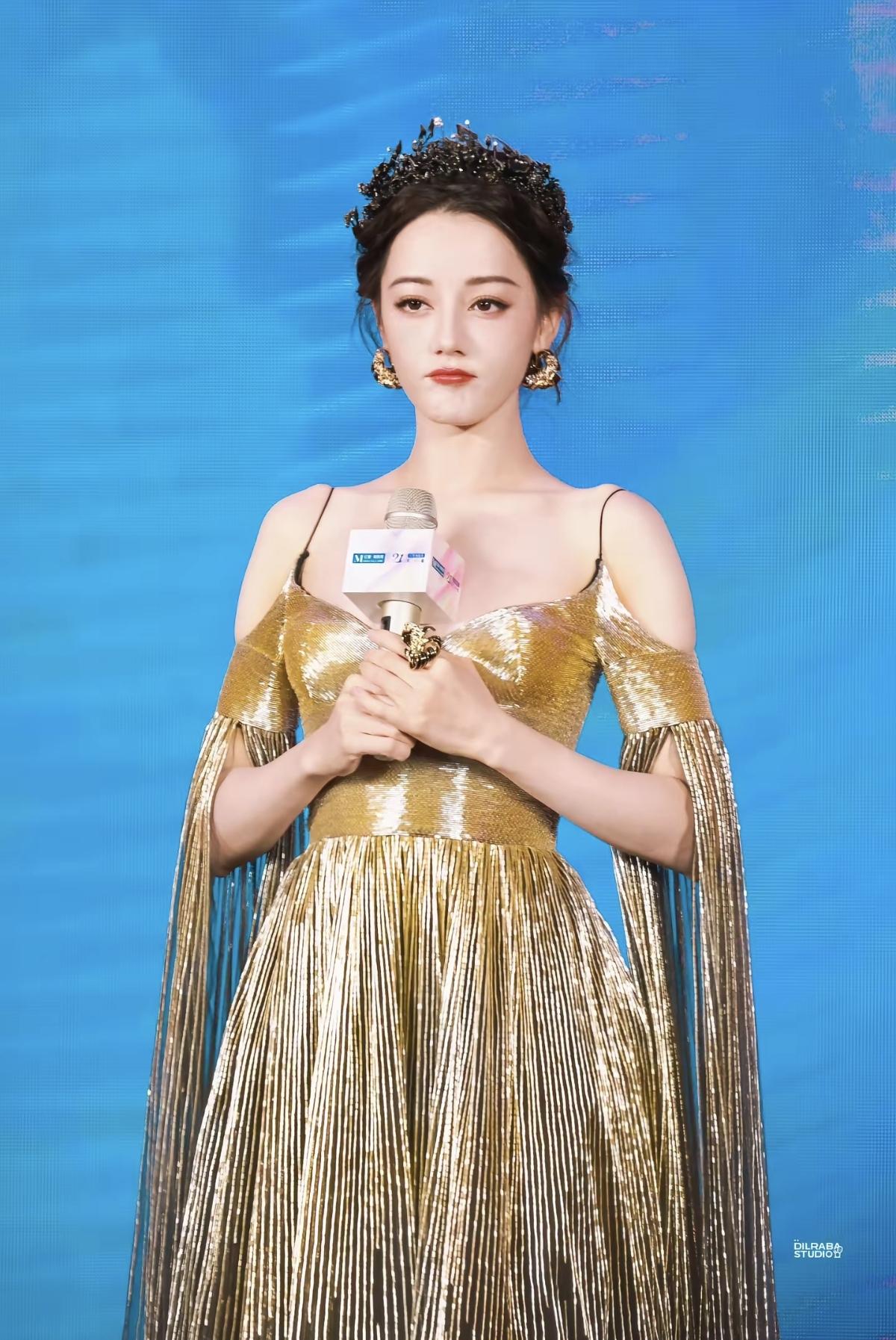 迪丽热巴的穿搭审美永远在线，贵气感天花板[赞]迪丽热巴鎏金流苏造型，是从童话里走
