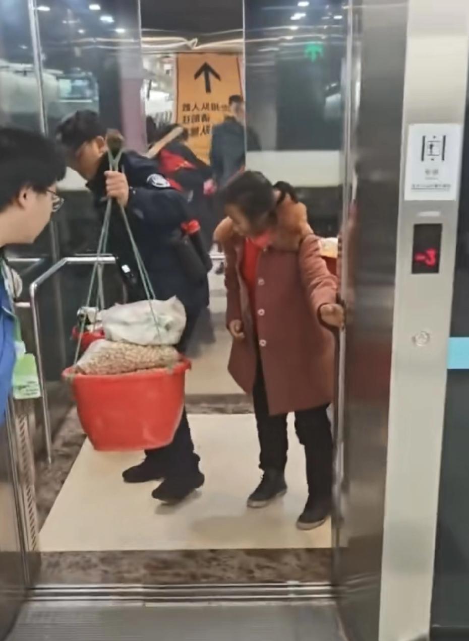 果然如此！网友说他的眼睛都在使劲，一点也没错。1月6号，成都18号线火车南站