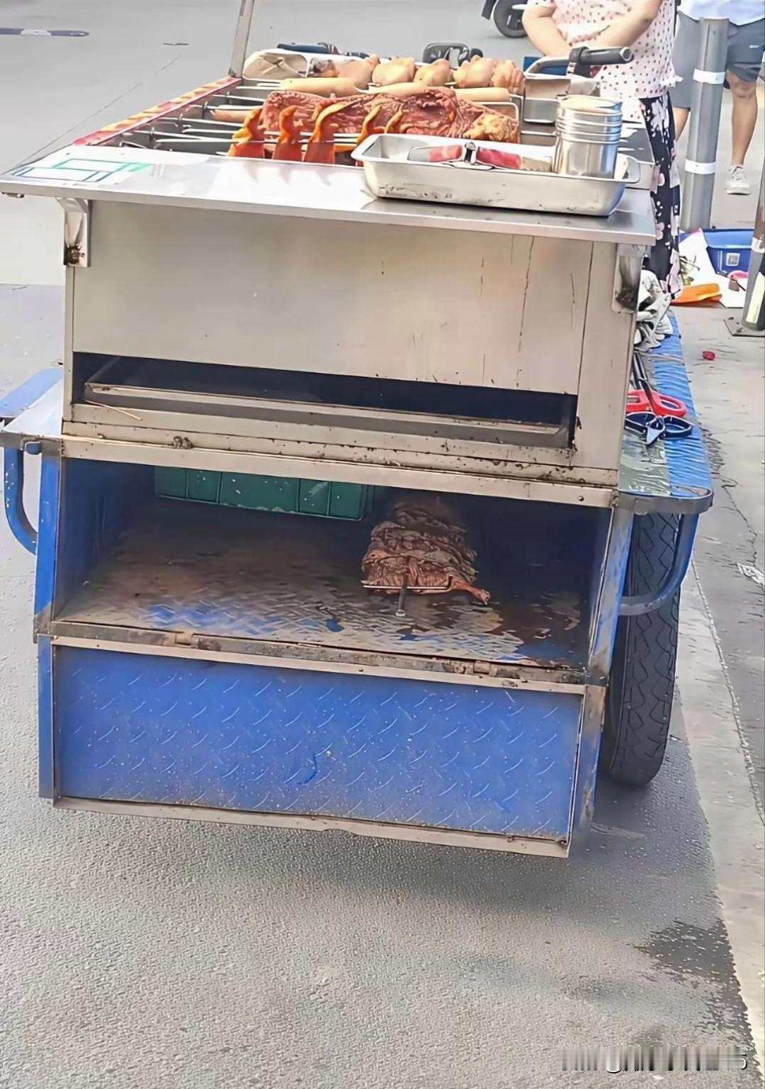 这就是为啥一直都在说：路边摊既不干净也不卫生的原因吧！有没有所谓的科技狠活先不
