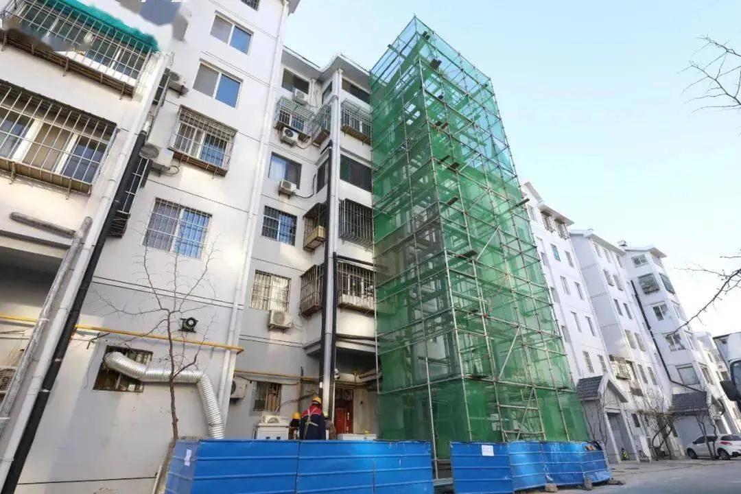 最近不少业主，特别是老旧小区的一楼住户都在问：老旧小区加装电梯纳入“两新”，到底