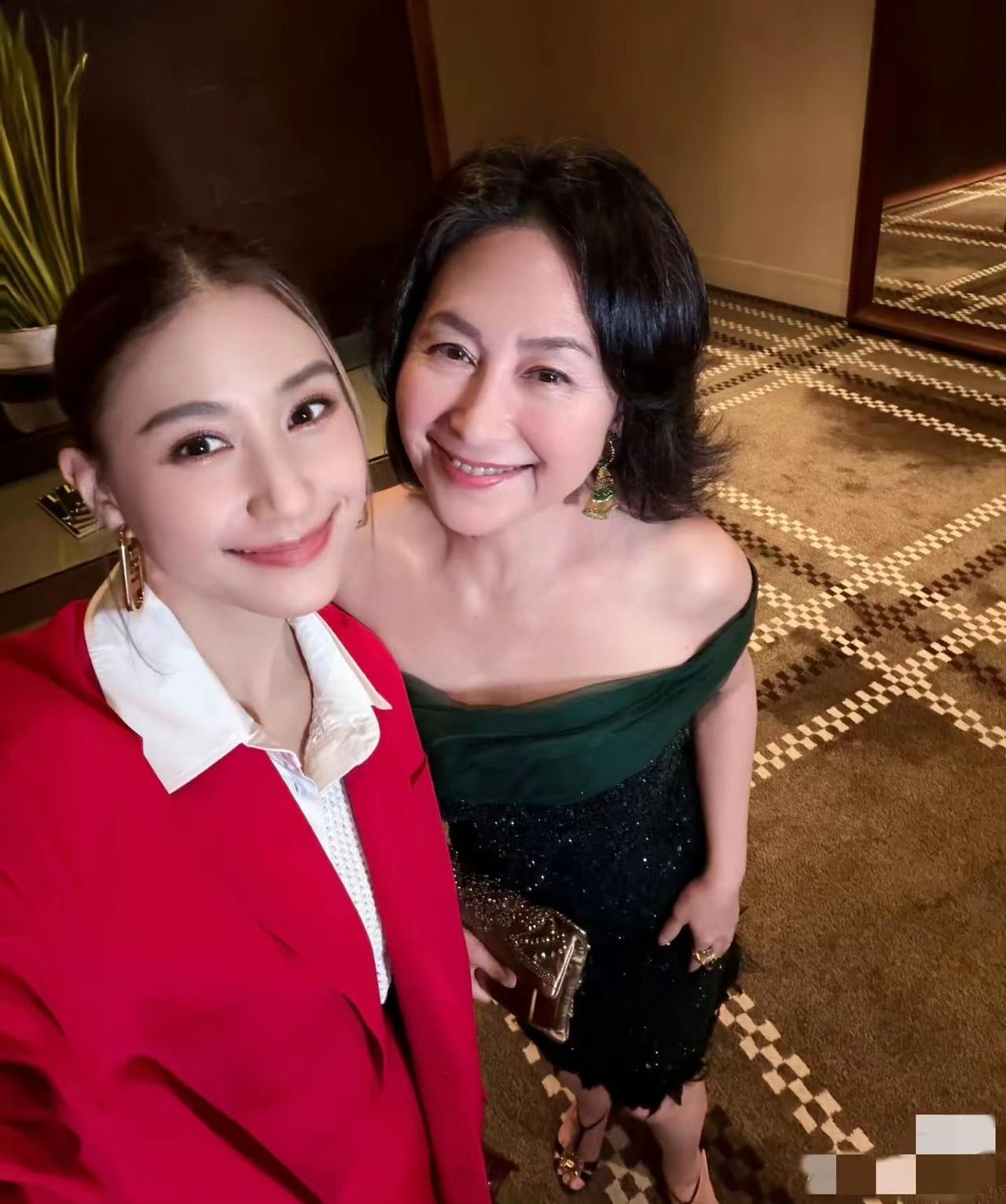 何超莲在社交平台分享了一张与何超琼的亲密合影。照片中，姐妹二人默契地嘟起嘴，脸颊