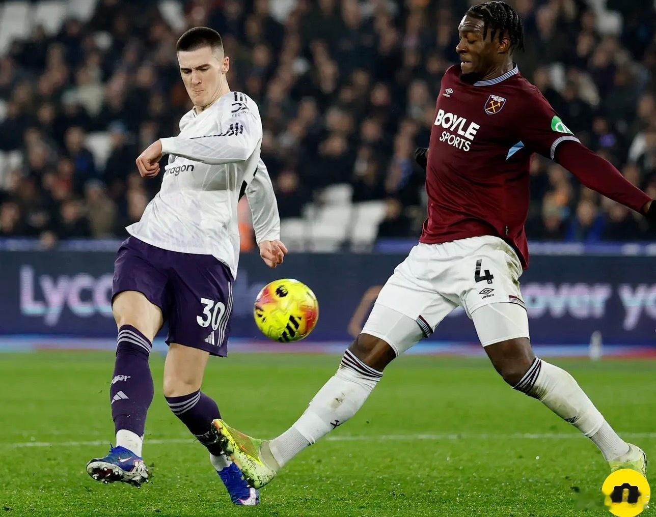 四连胜让曼联背上心理包袱，上半场俩队都是畏首畏尾，节奏、强度都欠缺。下半场卢克肖