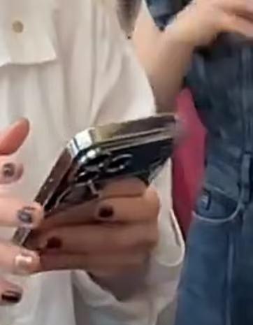 一开始以为是不小心粘上去的，仔细看发现是特意贴上去的