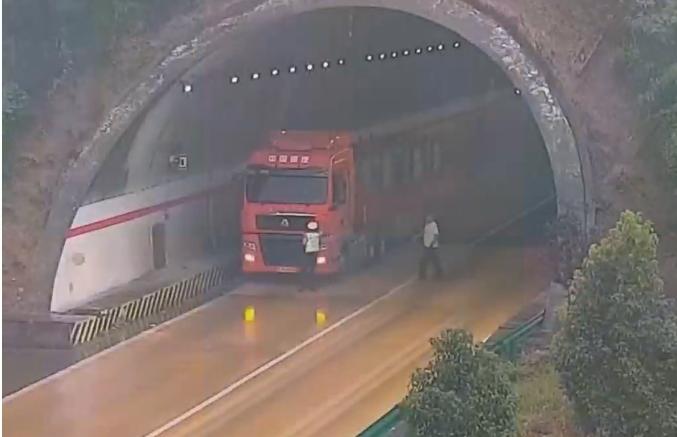 “你快点走！”湖北高速交警嗓子都喊劈了，货车司机还在车顶不紧不慢回了句“一分钟就
