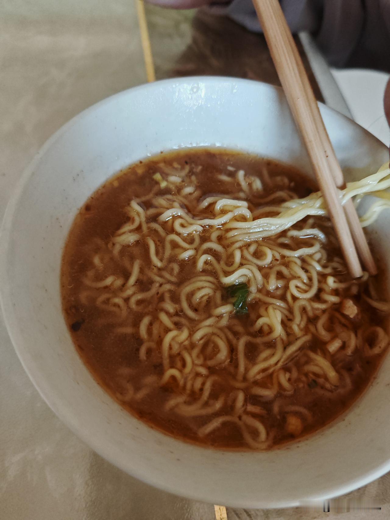 我婆婆，真的是，虽然确实任劳任怨，但是，感觉所有的好都在她莫名其妙摔东西