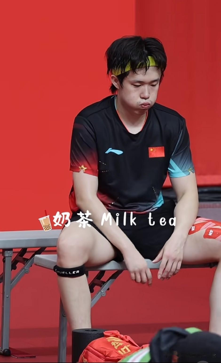 看王楚钦刚打完第一局时的样子，应该对自己的表现不是很满意，喝完水就在深呼吸放松。