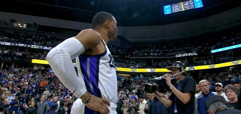 国王老将威斯布鲁克真是太奇怪了！在今天国王客场以128：123力克掘金的比赛中，