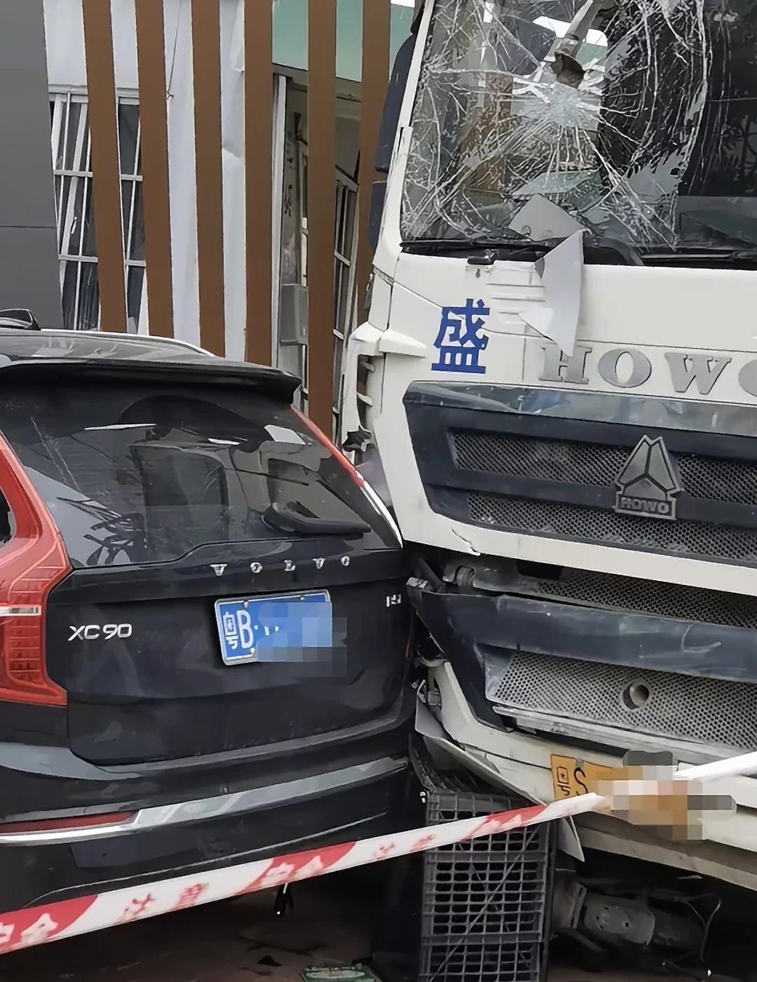 沃尔沃实力不详，遇强则强沃尔沃：你可不能si在我车里啊这哪里是SUV，是“陆