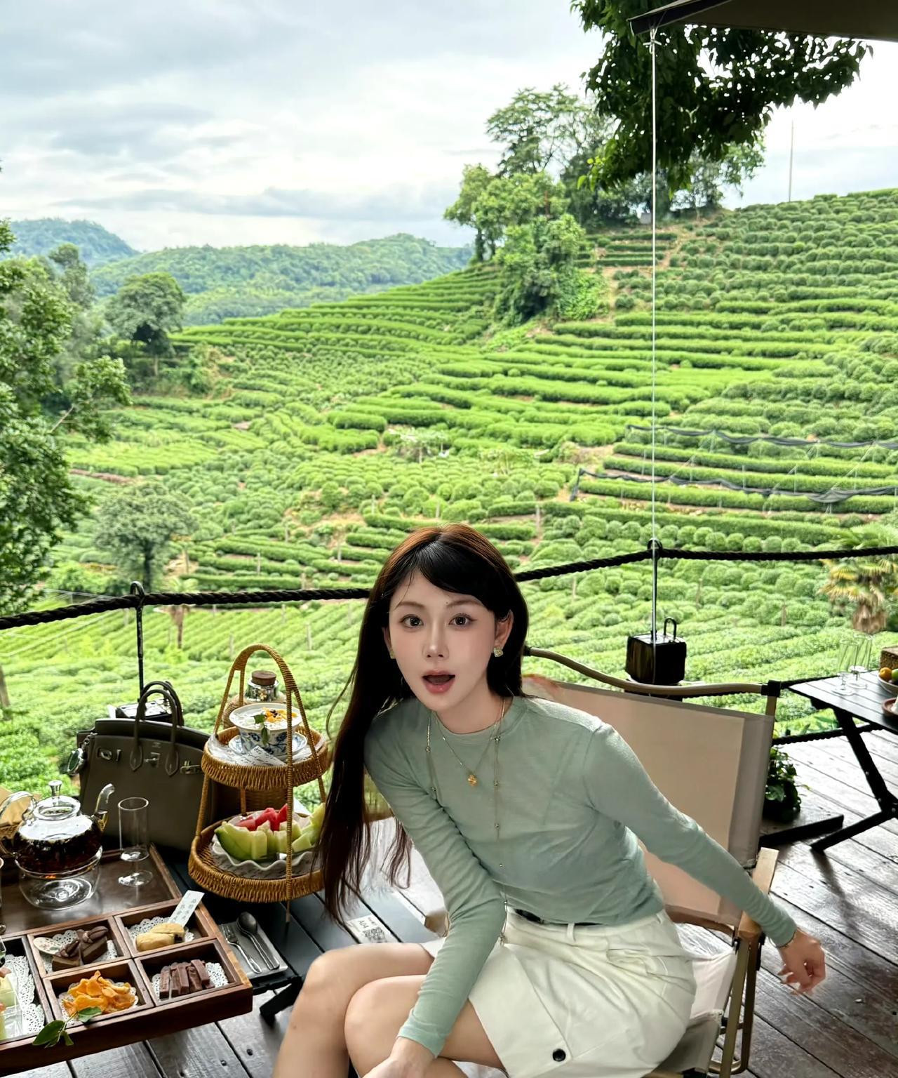 在茶园里享受下午茶，感受大自然的宁静与美好。