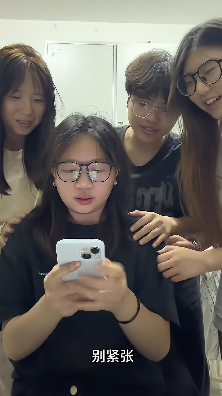 女孩查分的时候很紧张，分数出来的那一刻，紧张的闭下了眼睛，不敢看屏幕，还是弟弟比