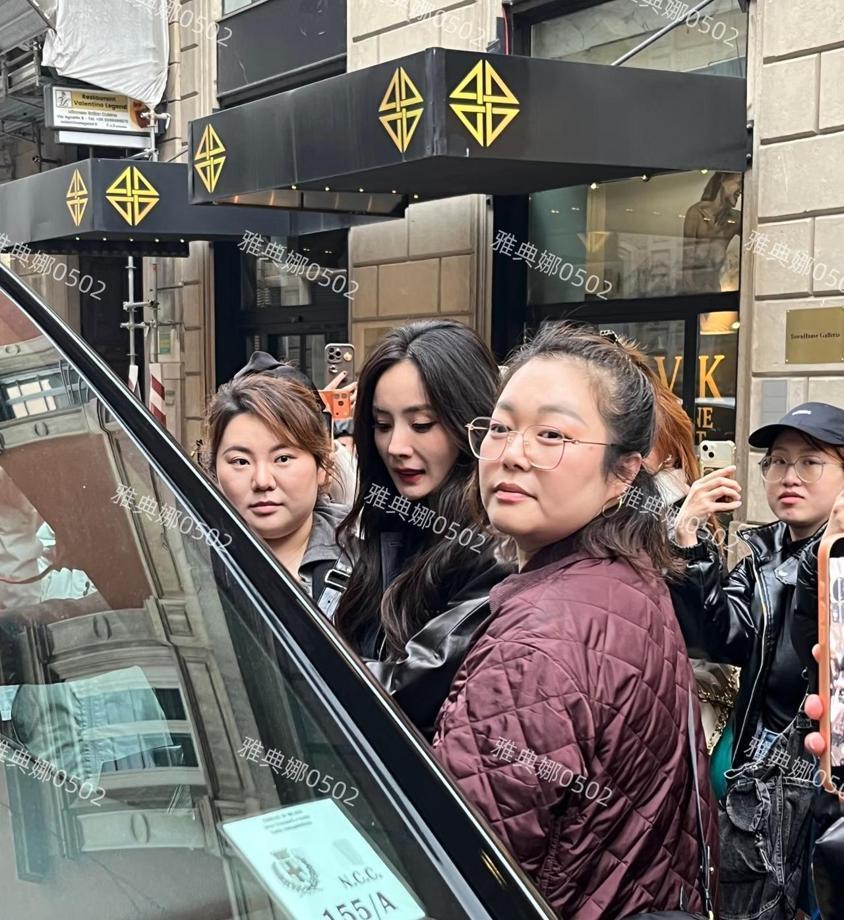 她瘦得像个衣架子，礼服空荡荡地挂在身上。米兰那张生图你看到了吧？脸颊凹进去一