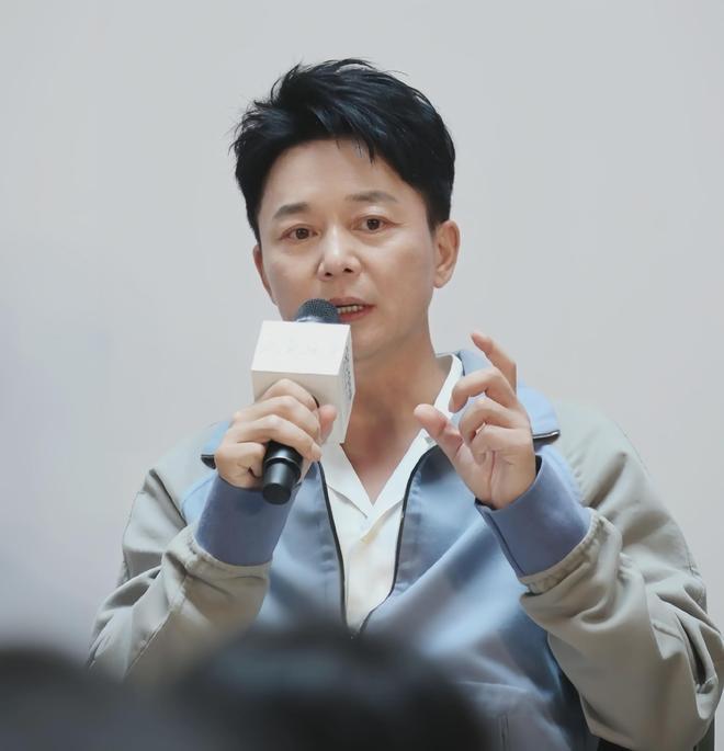 2001年，刘奕君拍戏回到家中，妻子吕梓媛冷着脸说，“我们离婚吧，一年到头不在家