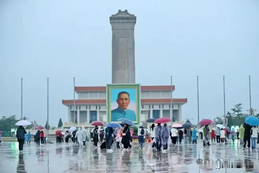 近日看到不少文章，都在讲孙中山先生的画像在国庆期间不宜摆放在天安门广场，他们的理
