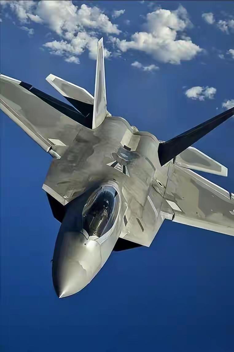 2月25日消息，当地时间24日，美军部署的12架F-22战斗机从英国起飞，前