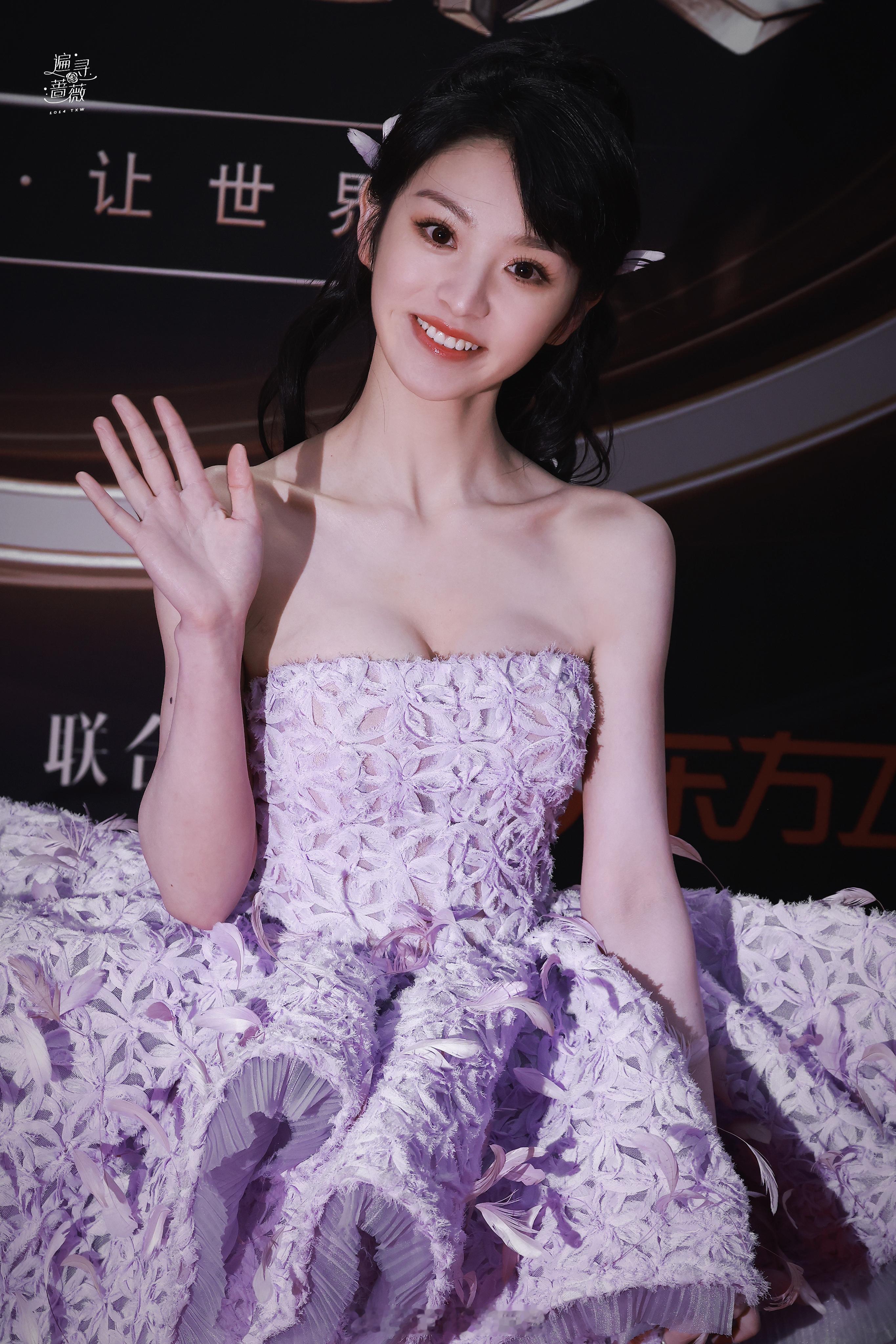 田曦薇微博之夜红毯饭拍期待小田2025微博之夜