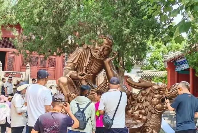 28号的嵩山少林寺依然游客络绎不绝，互联网铺天盖地热议的释永信商业化的少林寺以及