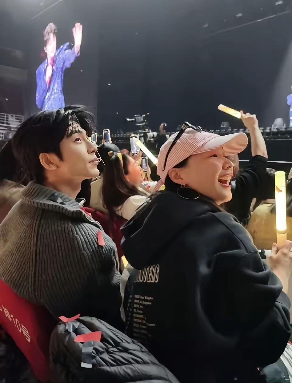 从这儿就能看出刘宇宁的人缘是真的好！大家都说他是“六边形幸运战士”，不管是在音乐