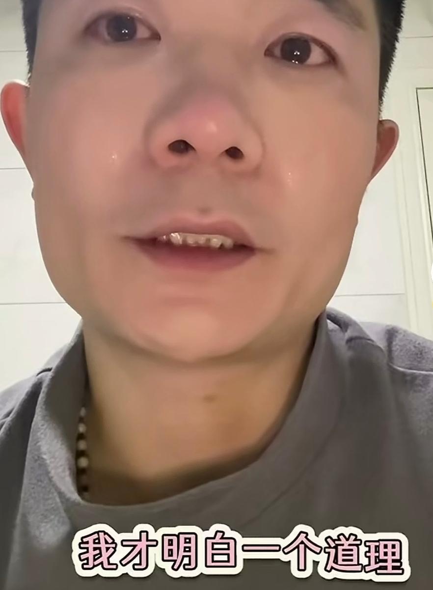 这个在镜头前强忍泪水、声音抖到说不出完整话的男子，只说了一句：“直到现在才明白，