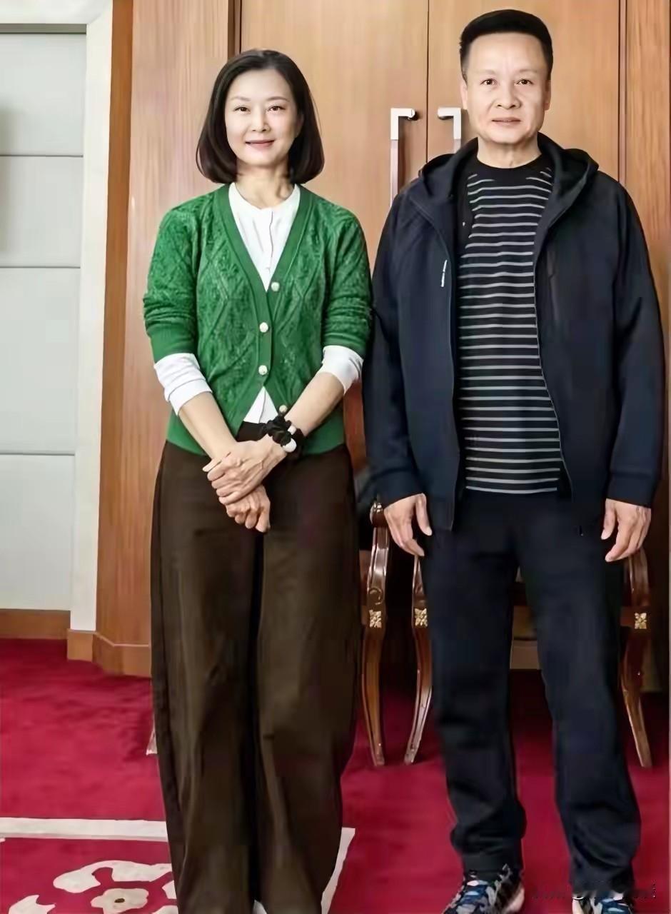 时光匆匆一晃三十年，不知不觉岁月催人老。想当年这两位歌唱家红遍大江南北，家喻户晓