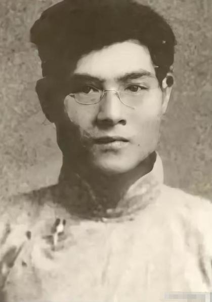 1960年，乐会县一个种地的老头快不行了，跟老婆吐露实情：我以前叫何畏，当过红军