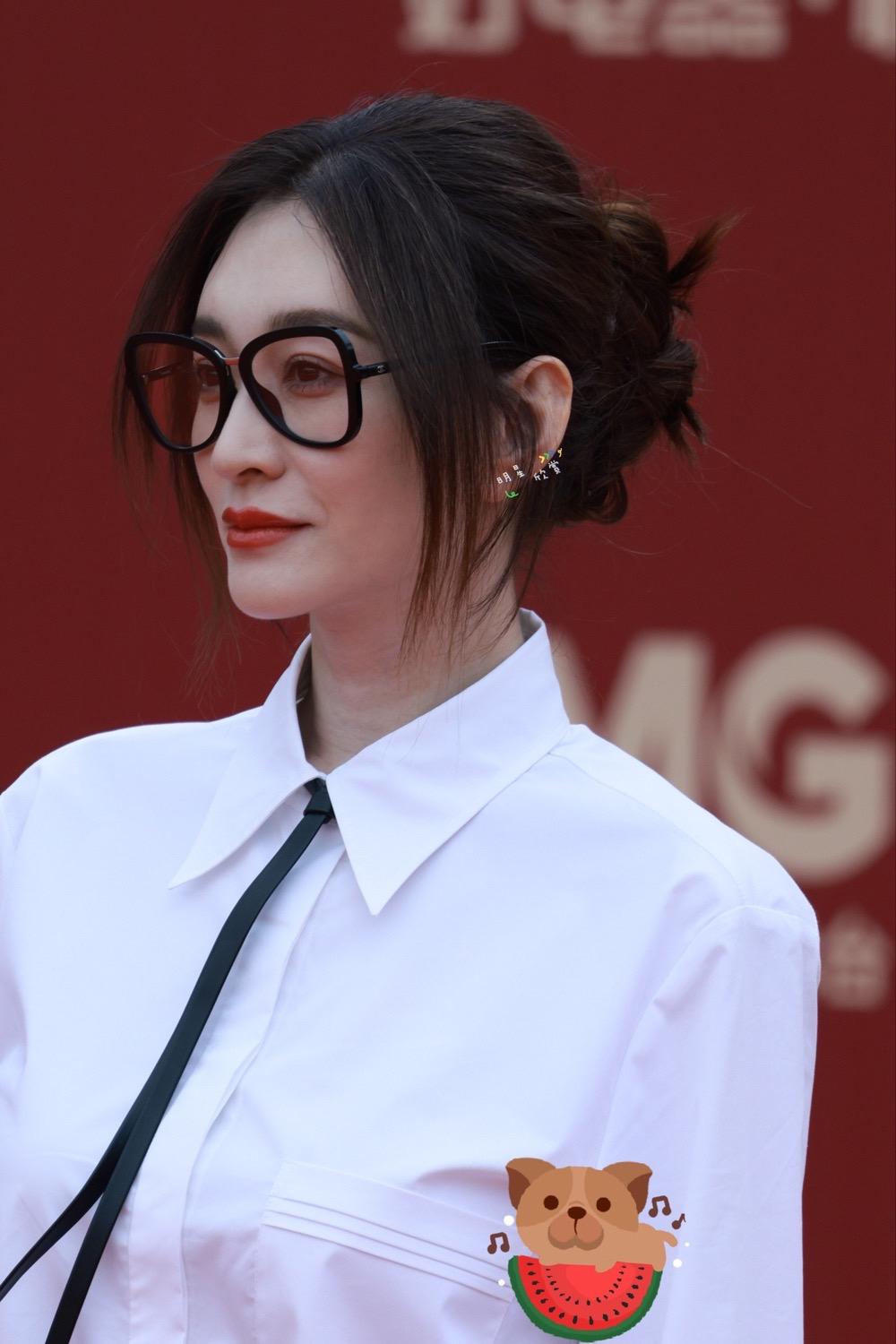 李小冉白衬衫黑框眼镜性感熟女