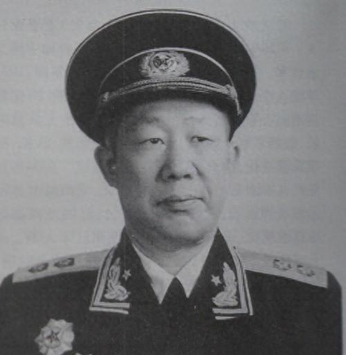 在全军众多副军长中，仅三位被授予中将军衔，究竟是哪三位拥有如此殊荣呢？1955