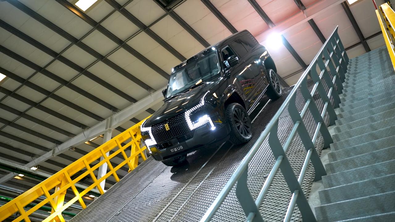 有人说仰望U8的越野能力是“作弊”，因为它有一个能单独控制每个轮子的eTCS2