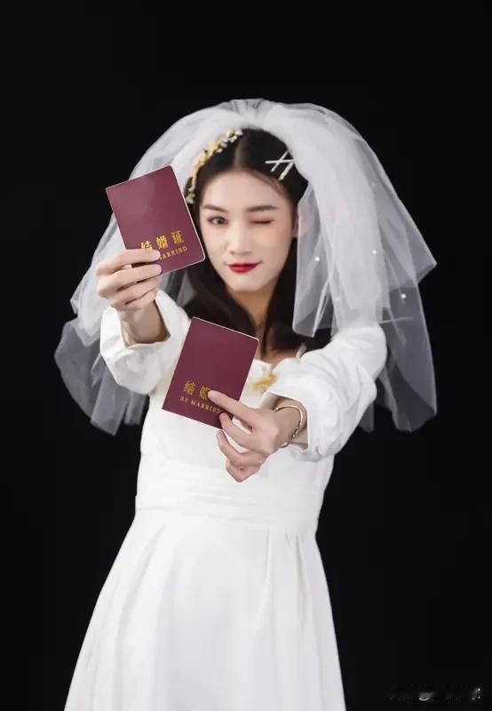 夫妻吵架后还能发生啥趣事？这不，有位老婆就闹了个大笑话。她和老公拌嘴后，老公磨破