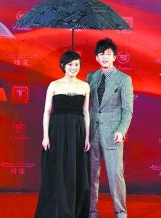 邓超为孙俪撑伞，和丈母娘开心合影。常言道，爱屋及乌。男人爱妻子，就会善待她的家人