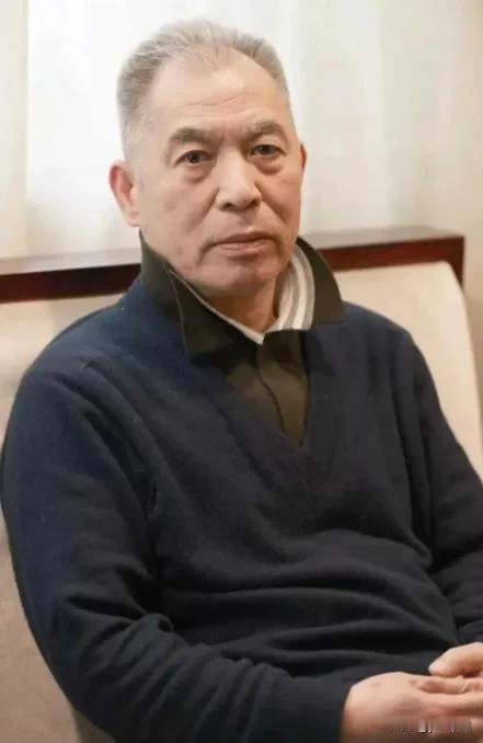 最近新加坡人自己吵起来了。一边是Singlish越说越溜，连牛津词典都收了二