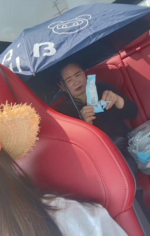 这是小米Su7被黑的最惨的一次吧[捂脸哭]刷到一女孩开着小米Su7拉着妈妈出去。