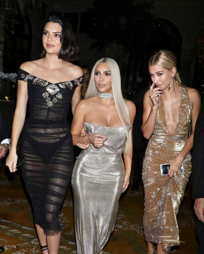 卡戴珊姐妹抢戏超级碗，金和男友拥吻，詹娜打赌输布克百万美金第六十届NFL（美国