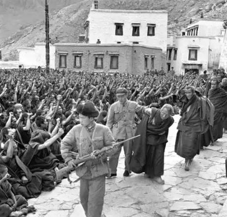 1959年，西藏叛军主动向解放军发起了进攻，毛主席做出重要指示：“人民解放军一概