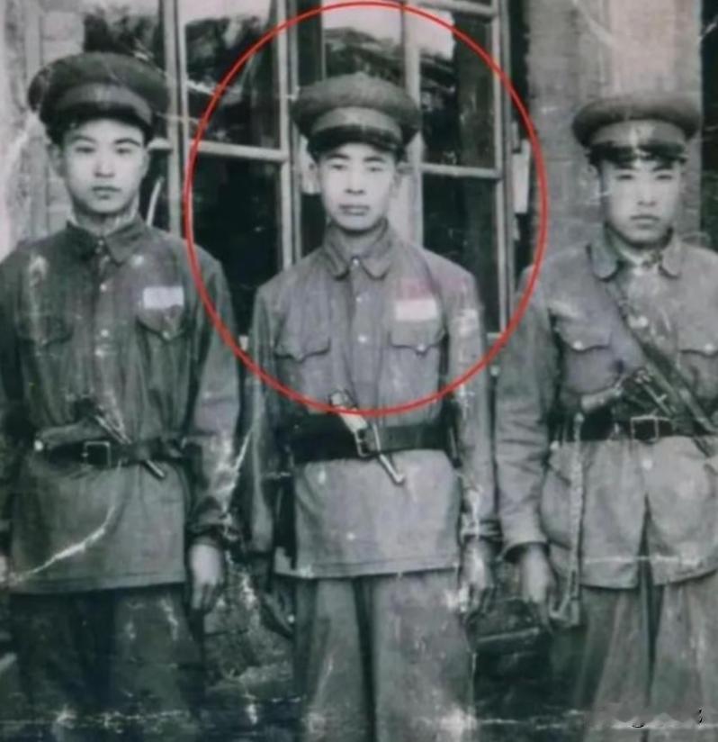 1948年，一名新兵走进东北民主联军队伍，操着流利东北口音，没有人知晓，这名自称