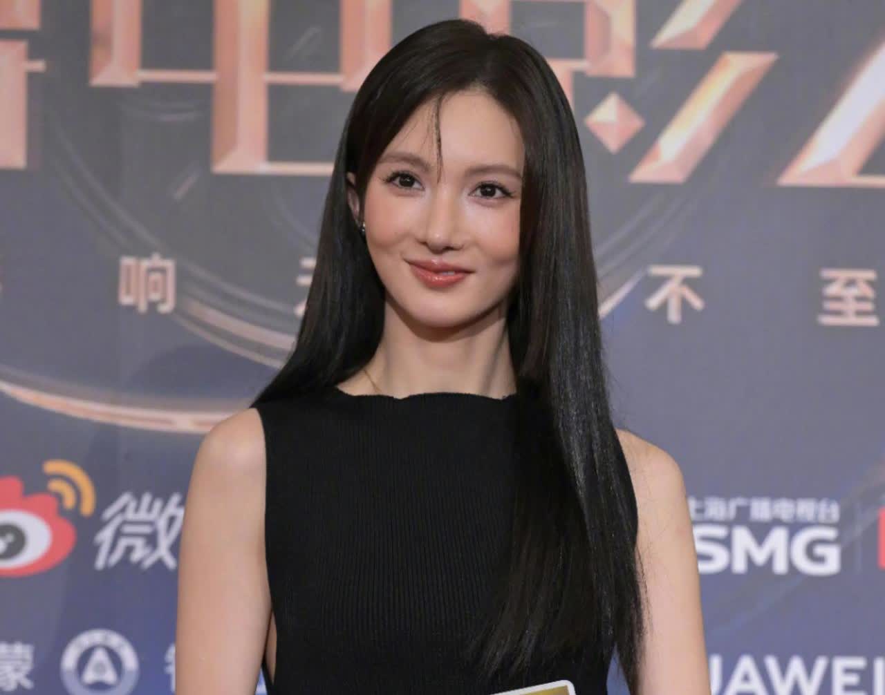 看了金晨的最新照片，对医美祛魅了！34岁的她，在微博之夜上亮相，怎料