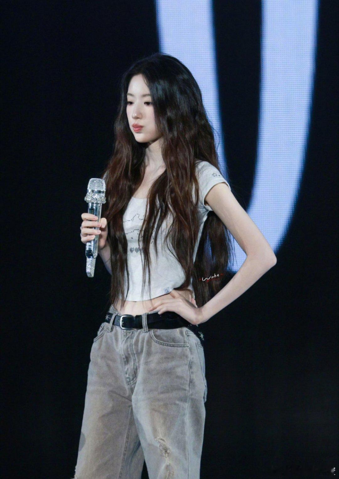 叶舒华瘦下来美成真人bjd了舞台上的叶舒华真的自带光芒，白T配灰牛仔裤，简单又清