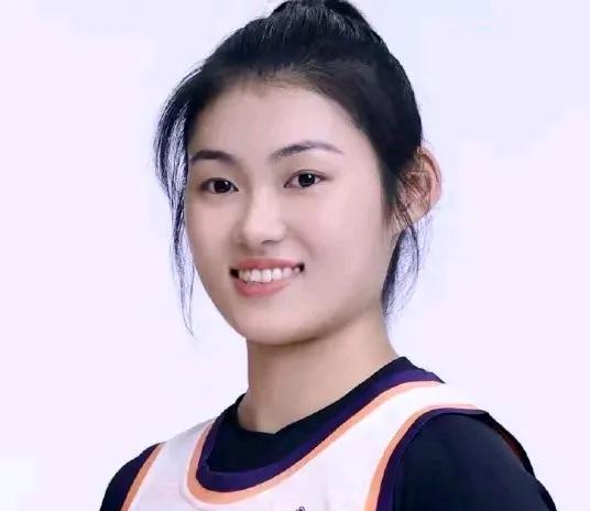 张敬一单场16个三分砍50分，大运会投进17个三分却无缘国家队张老师除了3分准