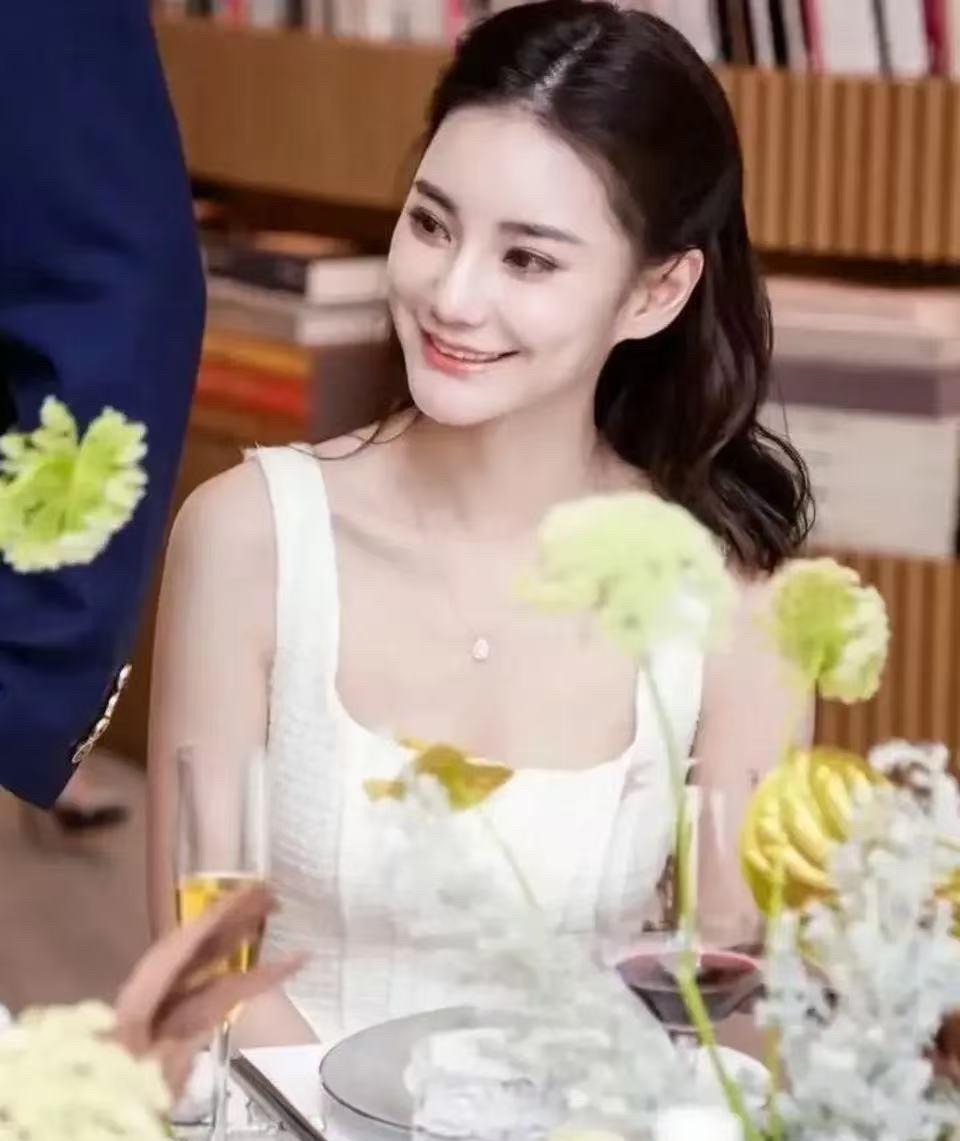 同样是跟过汪小菲的女人，一个被全网骂成筛子，一个被捧成豪门白月光，差别全在眼神里