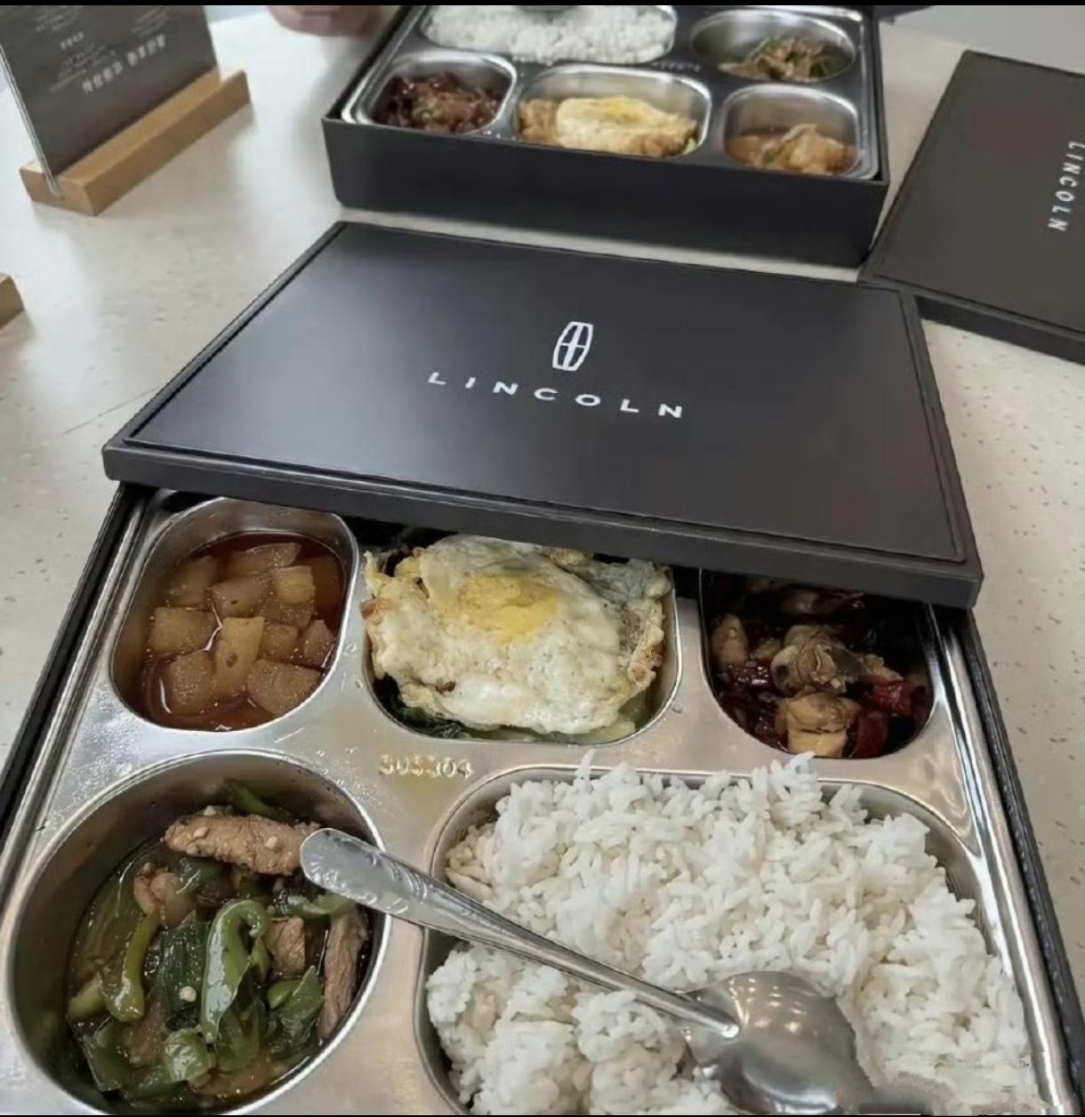 盒饭很精致，看着比4S店的灯光还诱人，车没事就好。顿饱不肥，车的质量怎么样才是最