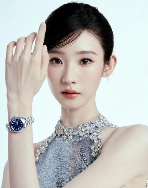 这小腰也太绝了吧，腰部线条简直完美，好美的张艺凡每次出现总能带来不一样的惊喜。