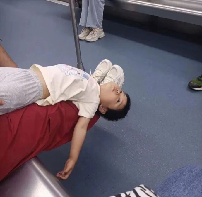 家长:都是些我玩剩下的把戏悠悠想起小时候我爸抓我脖子把我提起来走