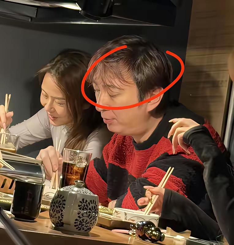 王思聪白了头，在国外吃饭，几个美女相伴。大家总以为只有奔波谋生、扛着养家压