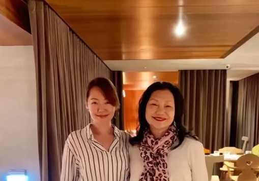 尽管小S一再劝阻，s妈依然坚持自己的做法，选择在深夜发布情感满满的文案：“好想念