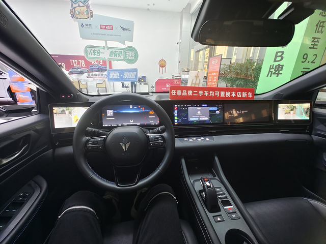 这个内饰下放到思域会怎么样路过思域4儿子店，看见门口有改款的25款思域，进去看