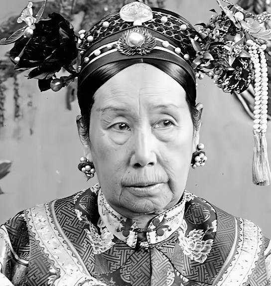 1900年，慈禧逃到泾阳，周莹掏出十万两救命。太后一问，守寡14年。两人同病相怜
