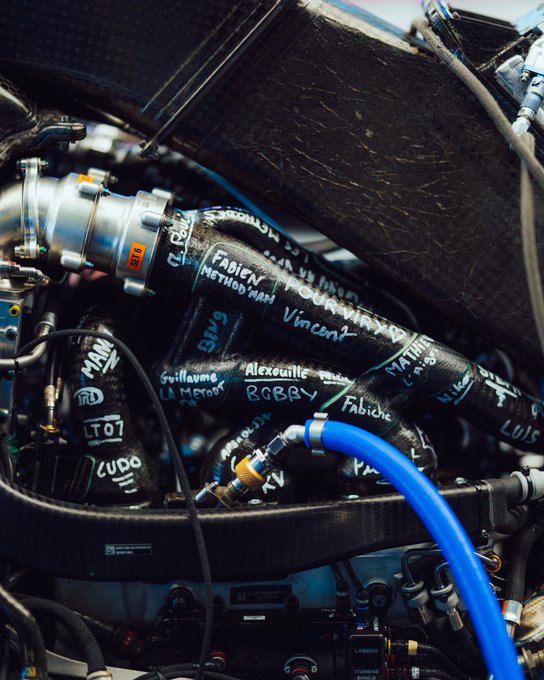 Alpine: 雷诺引擎的最后一站, 工程师们在引擎上留下签名
