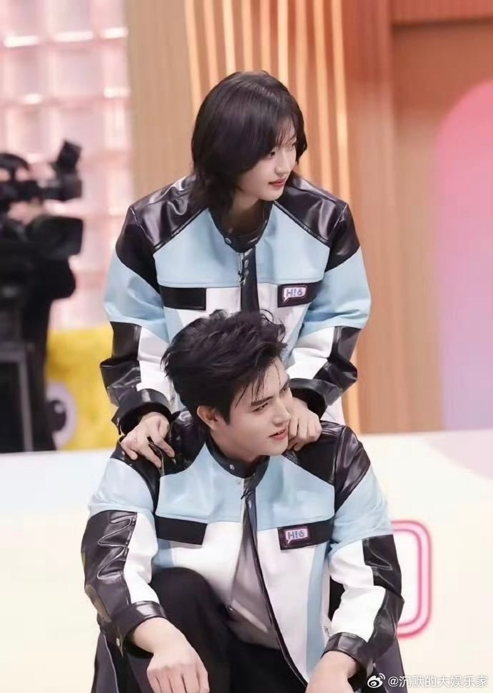 看了纯真年代改观真挺大的，我觉得陈飞宇有在用心演戏，就是大概性格比较淡，营.业也