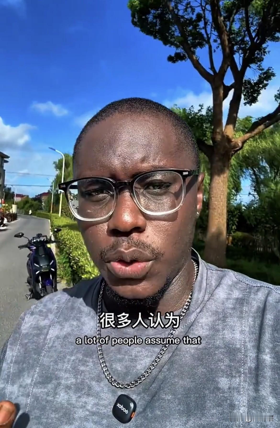 【外国留学生称并不是在中国的国际学生都有奖学金】一名在中国留学的社交博主在视频