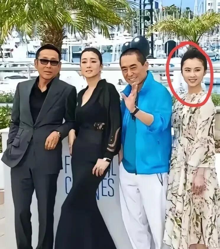 四位明星的同框中，最有气质的不是穿黑色礼服裙的巩俐，也不是戴墨镜的陈道明，而是左
